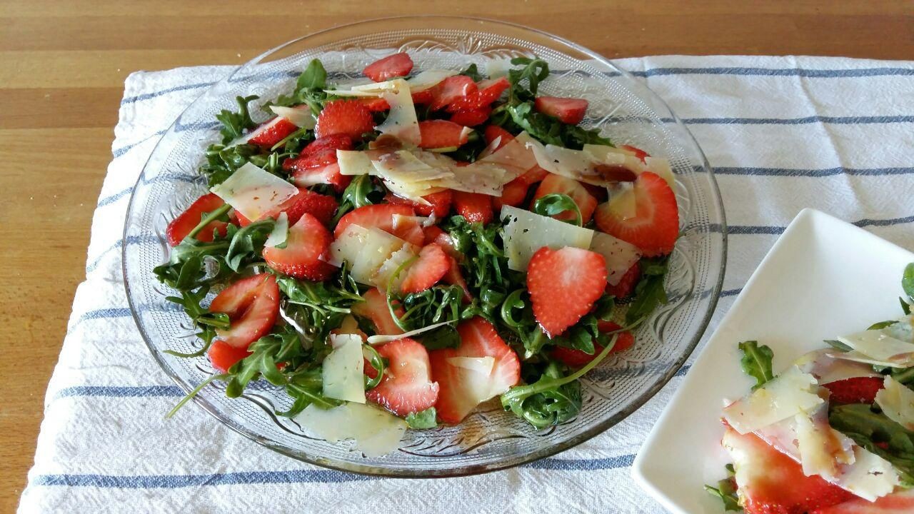 Ensalada de fresas, rúcula y queso de cabra